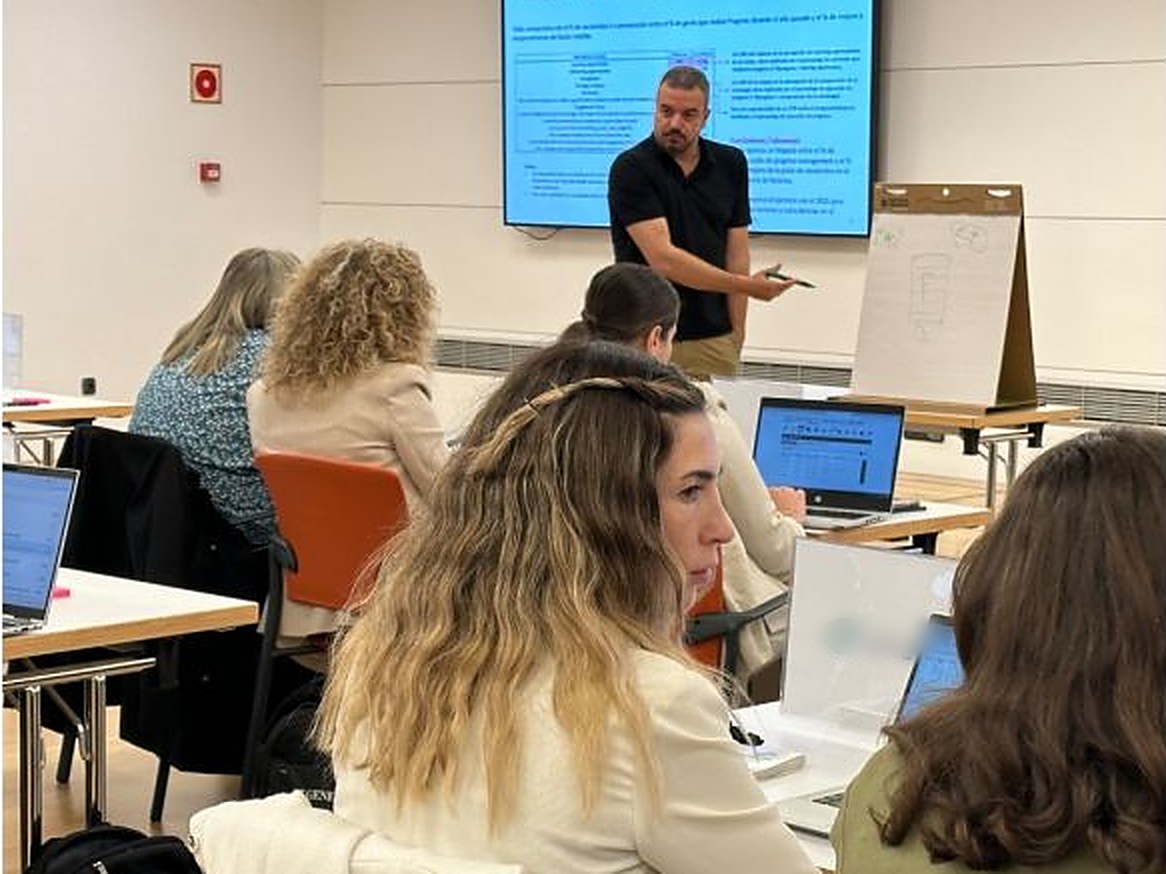 Jordi Roig explicando un caso a un grupo de profesionales de RRHH